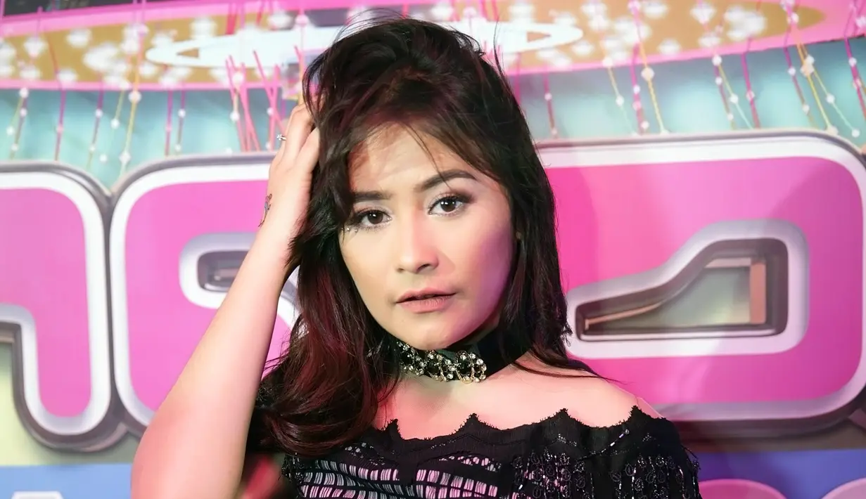 Lokasi yang jauh setiap syuting Inbox tak menjadi penghalang bagi Prilly, ia malah menjadinnya sebagai vitamin di pagi hari. Pasalnya ia mendapatkan cerita tersendiri yang menyenangkan di acara musik Inbox. (Bambang E. Ros/Bintang.com)