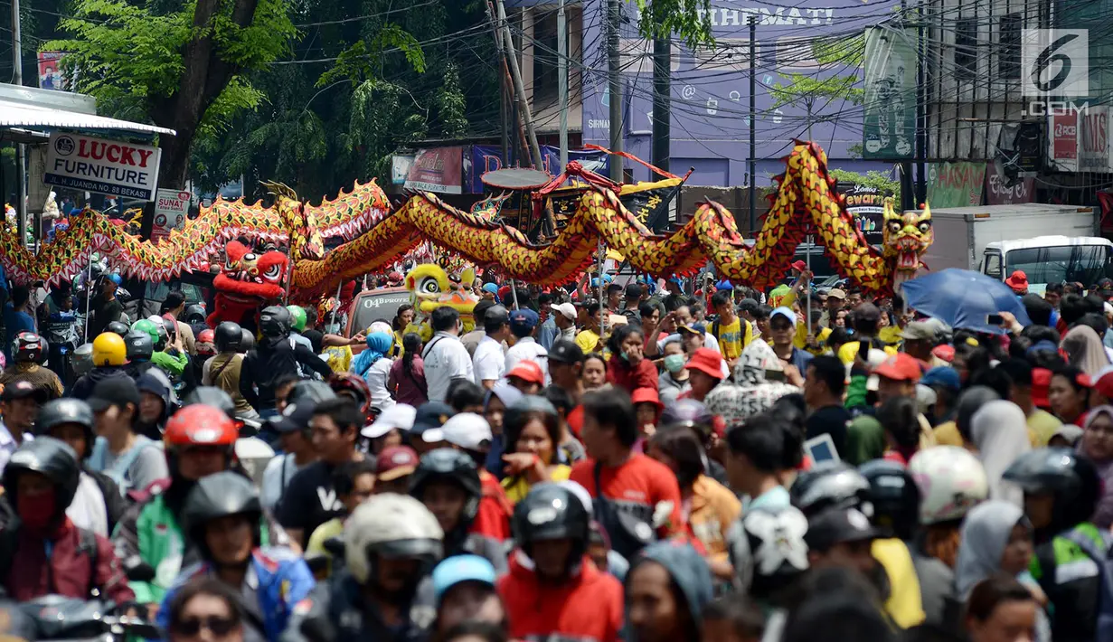 Ribuan peserta mengikuti pawai Cap Go Meh di Bekasi, Jawa Barat, Selasa (19/2). Pawai Cap Go Meh tersebut dimeriahkan dengan pertunjukan pakaian adat, barongsai, liong, reog Ponorogo hingga cosplay. (Merdeka.com/Imam Buhori)