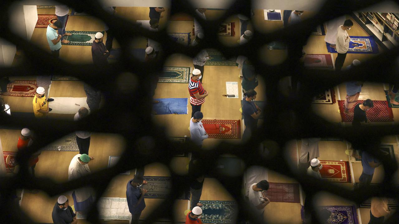 Warga Dubai Sholat Tahajud di Malam Lailatul Qadar