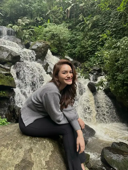 Kini Maikha disibukkan dengan dunia modeling dan endorse. Sempat gagal menjalin asmara, putri dari pasangan Sanny Budiman dan Melanie Masriel ini masih melajang. (Liputan6.com/IG/@malaikha)