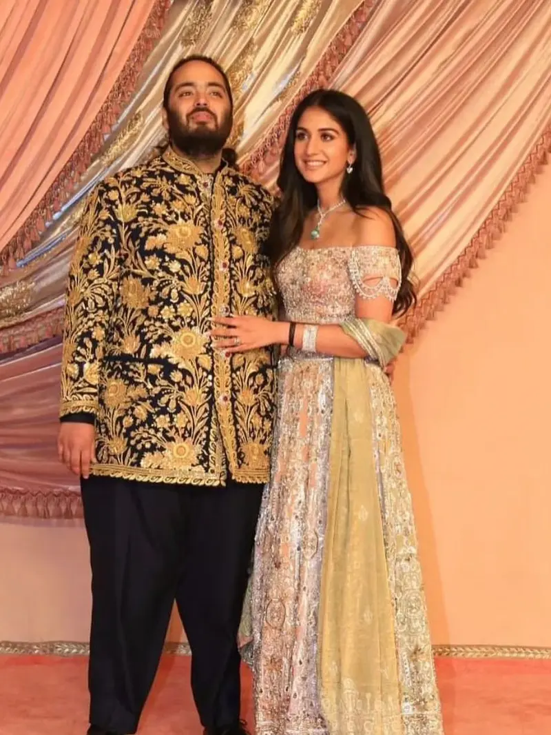 6 Gaya Mewah Anant Ambani Kenakan Baju Emas Asli dan Radhika Merchant Dibalut Lehenga Kristal Swarovski di Upacara Sangeet Jelang Menikah