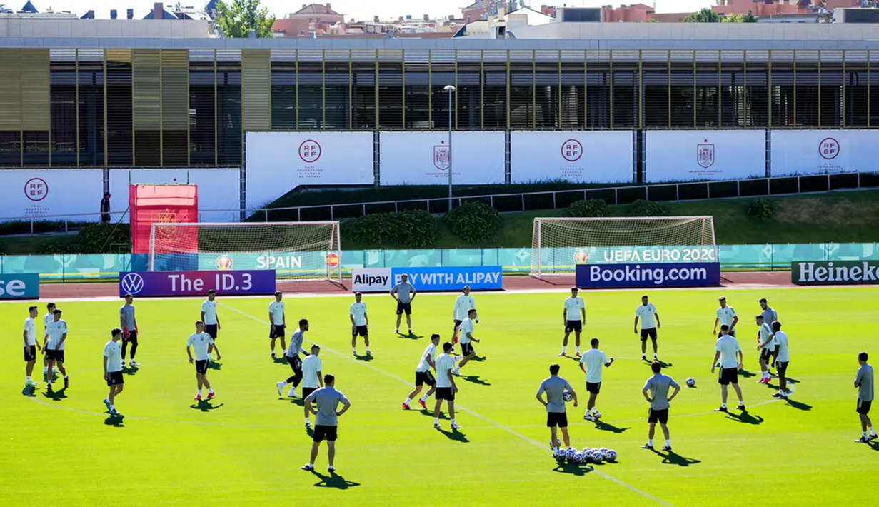 Para pemain Spanyol menghadiri sesi latihan tim di Las Rozas, Madrid, Spanyol, Senin (5/7/2021). Spanyol akan bermain melawan Italia pada pertandiangan semifinal Euro 2020. (AP Photo/Manu Fernandez)