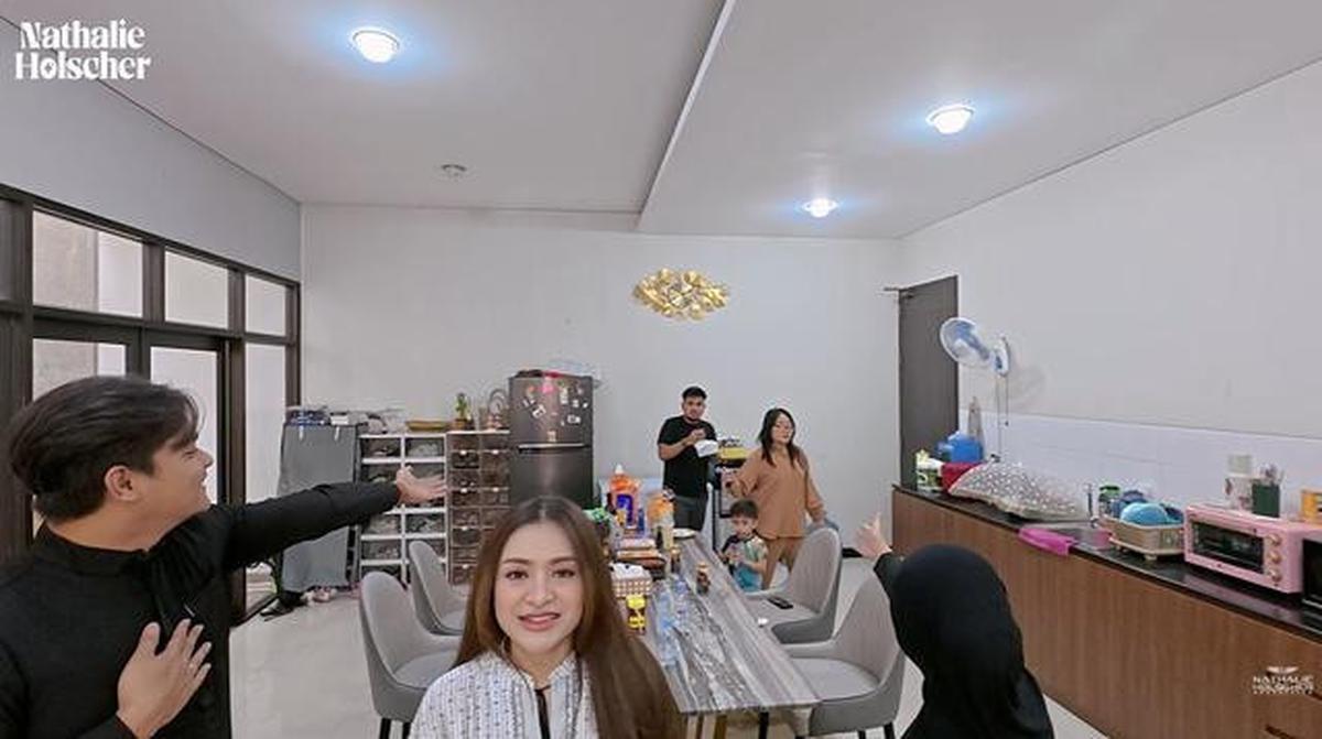 6 Potret Ruang Makan dan Dapur Rumah Nathalie Holscher, Desain Minimalis Elegan