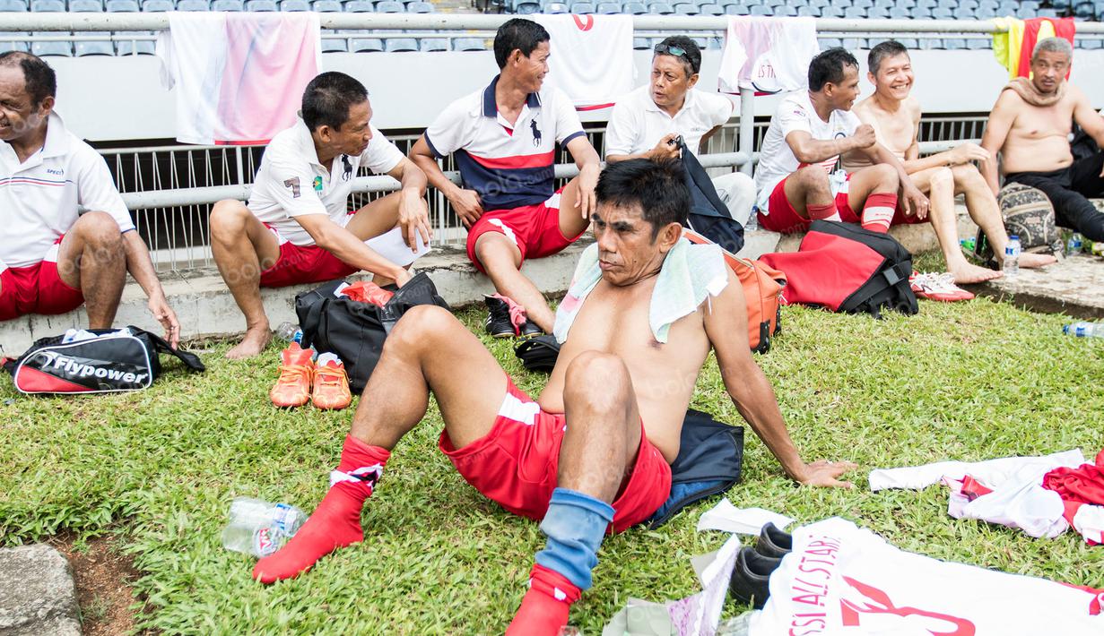 Elly Idris dan para mantan bintang timnas Indonesia beristirahat usai laga melawan Siwo Jaya pada Agum Gumelar Cup di SUGBK, Jakarta, Minggu (10/4/2016). Meski sudah berusia uzur namun mereka berhasil menang 2-1. (Bola.com/Vitalis Yogi Trisna)