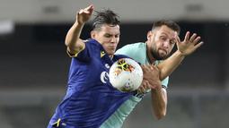 Bek Inter Milan, Stefan de Vrij, berebut bola dengan penyerang Hellas Verona, Mariusz Stepinski, pada laga lanjutan Serie A di Stadion Antonio Bentegodi, Jumat (10/7/2020) dini hari WIB. Inter Milan bermain imbang 2-2 atas Hellas Verona. (Paola Garbuio/LaPresse via AP)