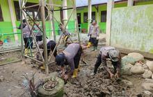 BKO Brimob Kalimantan Timur Bersihkan Sekolah Terdampak Banjir di Aceh Utara