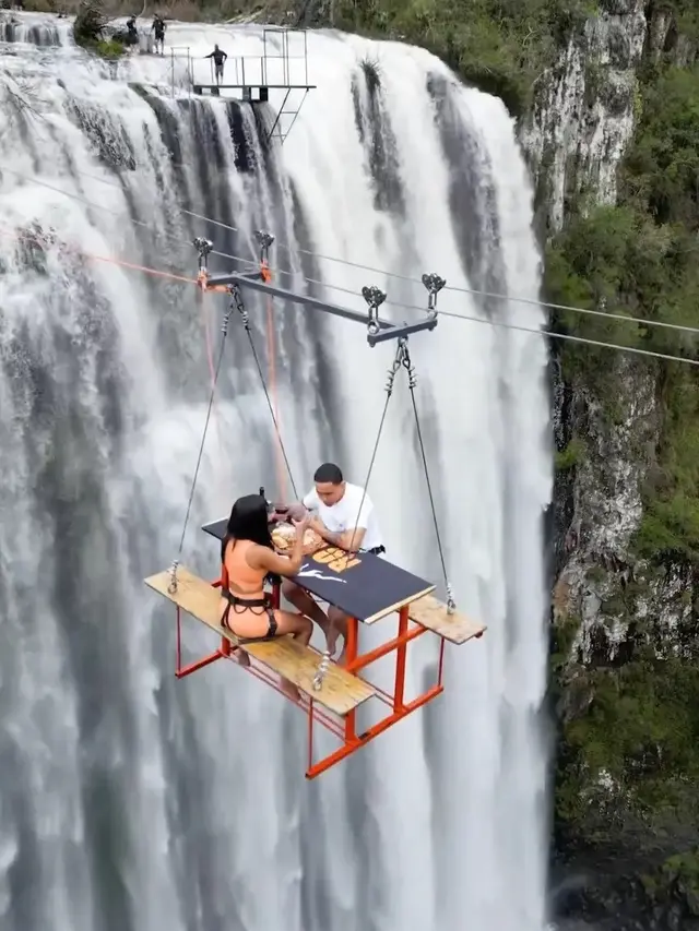 Pasangan Ini Makan di Atas Air Terjun dengan Biaya 76 Juta