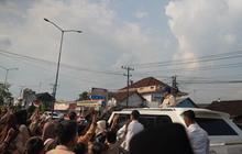 Warga dan Anak-Anak Sekolah di Magelang Antusiasi Sambut Kedatangan Prabowo