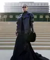 Pelantun lagu Matahariku itu memilih tampilan statement dengan oversized leather jacket berpotongan tegas.  [@agnezmo].