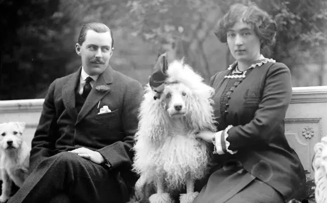 Edward Beale McLean dan Evalyn Walsh McLean. Perhiasan Hope Diamond disebut-sebut disematkan pada kalung anjingnya. (Sumber Wikimedia Commons)