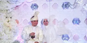 Di kenal sebagai publik figur di negaranya masing-masing, pernikahan Laudya Chintya Bella dan Engku Emran jauh dari kesan mewah dan tampak sederhana. Berikut video yang menunjukkan kesederhanaan di pernikahan Bella dan Emran.