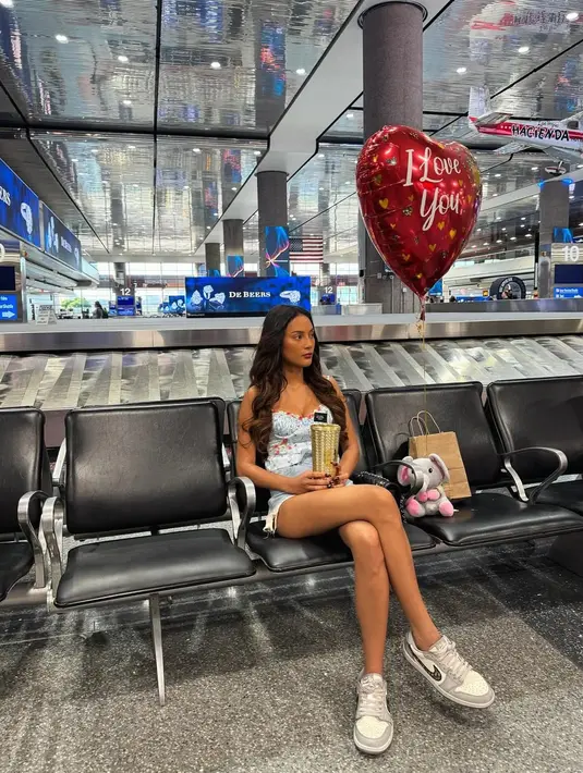 Erika Carlina juga kenakan sneakers sebagai airport look yang dipadu dengan babydoll top dan jeans short [@eri.carl]