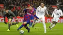 Striker Barcelona, Lionel Messi, berusaha menembus pertahanan Real Madrid pada laga La Liga 2019 di Stadion Camp Nou, Rabu (18/12). Kedua tim bermain imbang 0-0. (AP/Emilio Morenatti)