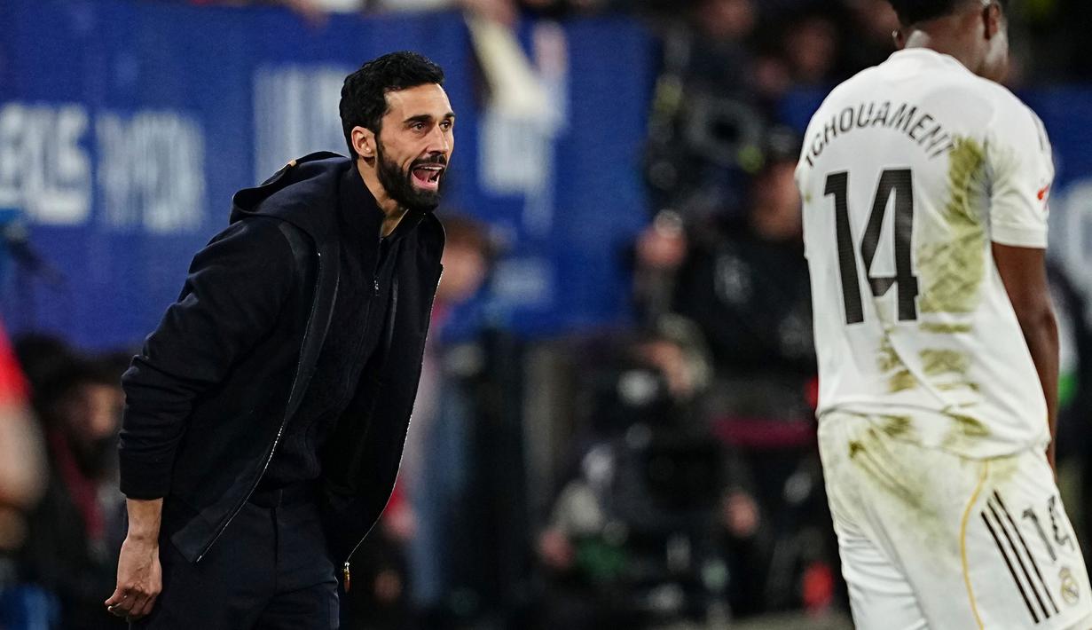 Pelatih Real Madrid, Alvaro Arbeloa memberikan instruksi kepada pemainnya dalam laga lanjutan Liga Spanyol melawan Osasuna di El Sadar Stadium, Pamplona, Spanyol, Sabtu (21/02/2026) waktu setempat. (AP Photo/Miguel Oses)