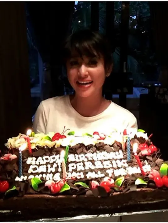 "Aku sempat agak kesel. Karena aku lihat selama dua hari ini, setiap aku tampil nih pasti mataku lihat dia (Angga) ada di mana? Aku begitu prinsipnya," ujar Dewi Perssik. (Instagram/dewiperssikreal)