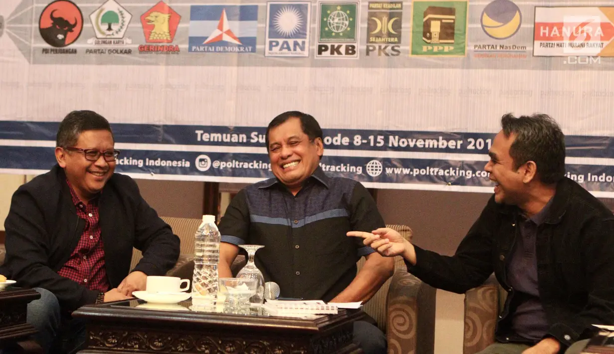 Sekjen PDIP, Hasto Kristiyanto (kiri), Ketua Harian DPP Partai Golkar, Nurdin Halid (tengah) dan Sekjen Partai Gerindra, Ahmad Muzani saat Evaluasi Pemerintahan Jokowi-JK dan Meneropong Peta Elektoral 2019, Minggu, (26/11). (Liputan6.com/Fery Pradolo)