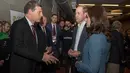 Pangeran William dan Kate Middleton berbincang dengan manajer West Ham United, Slaven Bilic saat mengunjungi London Stadium, Rabu (18/10). Kehadiran William dan Kate untuk menghadiri kelulusan 150 peserta magang olahraga di klub tersebut. (AP Photo)