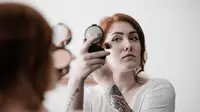 Simak apa saja kesalahan makeup yang bikin wajah terlihat lebih tua. (Foto: Unsplash.com/Annie Spratt).