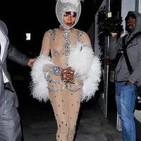 Naomi Campbell pakai karya Rinaldy Yunardi. (Foto: instagram/ naomi)