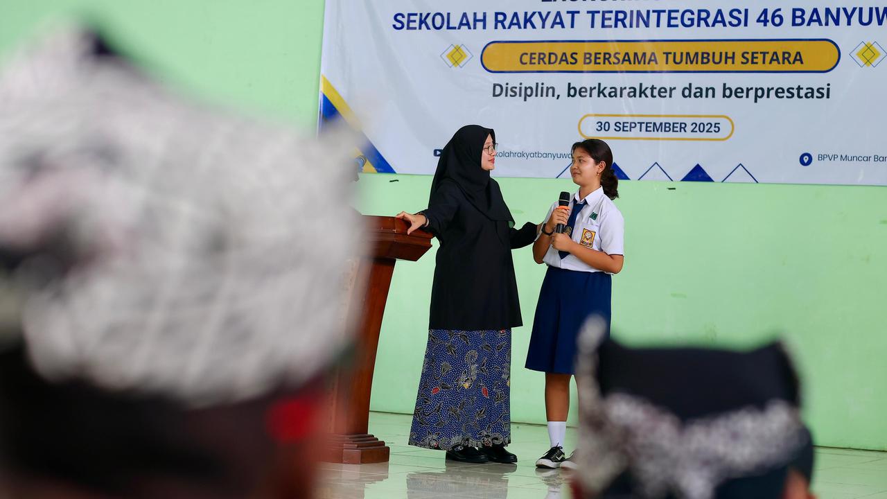 Bupati Banyuwangi Ipuk Fiestiandani saat menyambangi Sekolah Rakyat di Muncar