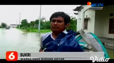 Hingga Selasa pagi (15/12), petugas BPBD Gresik, Jawa Timur, menyisir wilayah banjir di Desa Guranganyar, Kecamatan Cerme. Kemudian satu per satu warga dievakuasi menggunakan perahu karet untuk diungsikan ke tempat yang lebih aman.