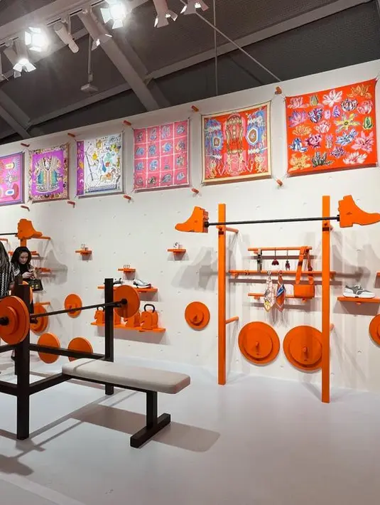 <p>Selain kettlebell dan barbel dengan sentuhan Herm&egrave;s, kita dapat melakukan gerakan latihan olahraga yang dipandu. Latihan olahraga kian seru karena sambil menampilkan beberapa aksesori paling ikonik dari Herm&egrave;s yang juga digunakan sebagai alat olahraga. [Foto: Fimela.com]</p>