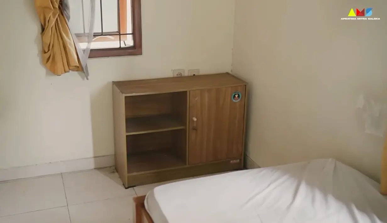 "Ini dulu kamar gua nih, lemarinya masih yang lama ya? Iya nih, dulu kamar gua nih. Dulu mah masih bagus," kata Arya Saloka seperti dilansir dari kanal Youtube Rumah Kelana Pictures. [Youtube/Rumah Kelana Pictures]