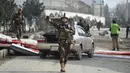 Petugas berjaga di lokasi serangan bom mobil bunuh diri di Kabul, Afghanistan (2/3). Menurut Kemendagri Afganistan, Najib Danish, menyebutkan, ledakan terjadi di dekat sebuah kendaraan milik pekerja asing di sebelah timur kota. (AFP Photo/Wakil Kohsar)