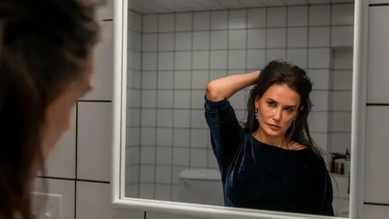 Selamat! Demi Moore Bawa Pulang Piala SAG Awards 2025 Sebagai Pemeran Wanita Terbaik Lewat Film The Substance