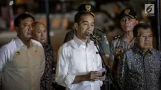 Presiden Joko Widodo (Jokowi)  memberikan keterangan pers Bom Kampung Melayu di Terminal Kampung Melayu Kamis (25/5) malam. Jokowi meminta kepada  masyarakat Indonesia  tetap tenang dan menjaga kesatuan. (Liputan6.com/Faizal Fanani)
