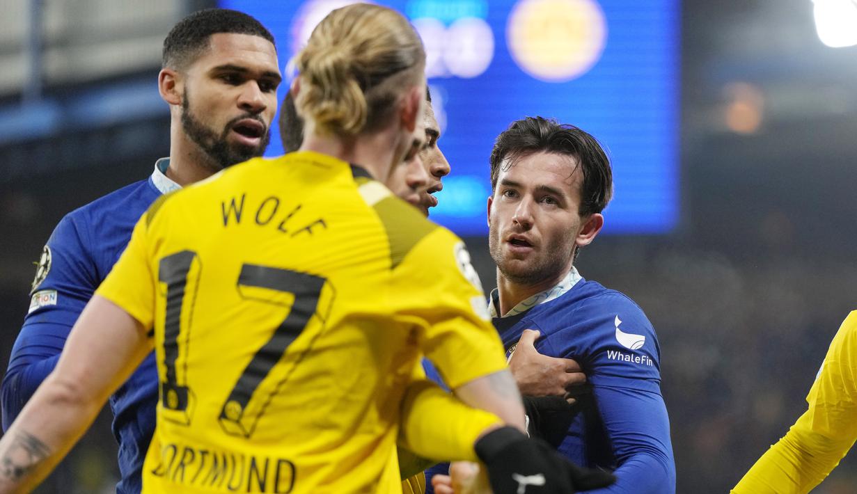Pemain Chelsea, Ben Chilwell, bersitegang dengan pemain Borussia Dortmund, Marius Wolf, pada leg kedua 16 besar Liga Champions di Stadion Stamford Bridge, Rabu (8/3/2023).  Chelsea berhasil lolos ke babak perempat final Liga Champions 2022/2023. (AP Photo/Alastair Grant)