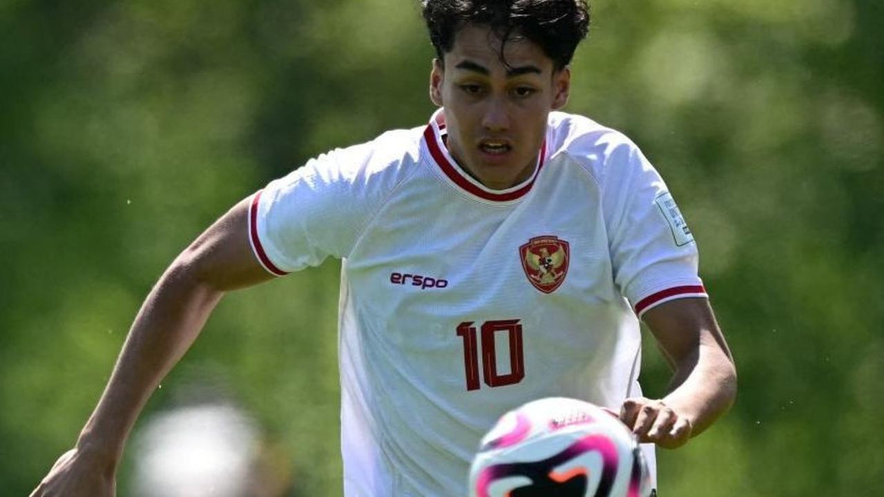 Memasuki babak kedua, Timnas Indonesia U-23 berinisiatif untuk menekan pertahanan Guinea U-23. Tim asuhan Shin Tae-yong ini cukup bisa mendominasi penguasaan bola. Foto: MIGUEL MEDINA / AFP