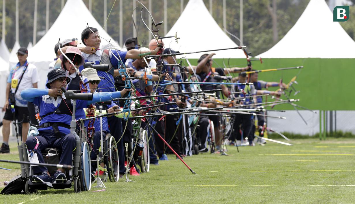 Atlet panahan Asian Para Games melakukan latihan di Lapangan Panahan, Senayan, Jakarta, kamis (04/10/2018). Latihan tersebut juga dalam rangka uji coba lapangan jelang pertandingan. (Bola.com/M Iqbal Ichsan)
