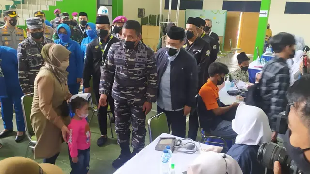 Wakasal Laksamana Madya TNI Ahmadi Heri Purwono mengawasi jalannya vaksinasi covid-29 kalangan santri, pelajar dan masyarakat di kampus Institut Agama Islam Latifah Mubarokiyah (IAILM) Suryalaya, Tasikmalaya.