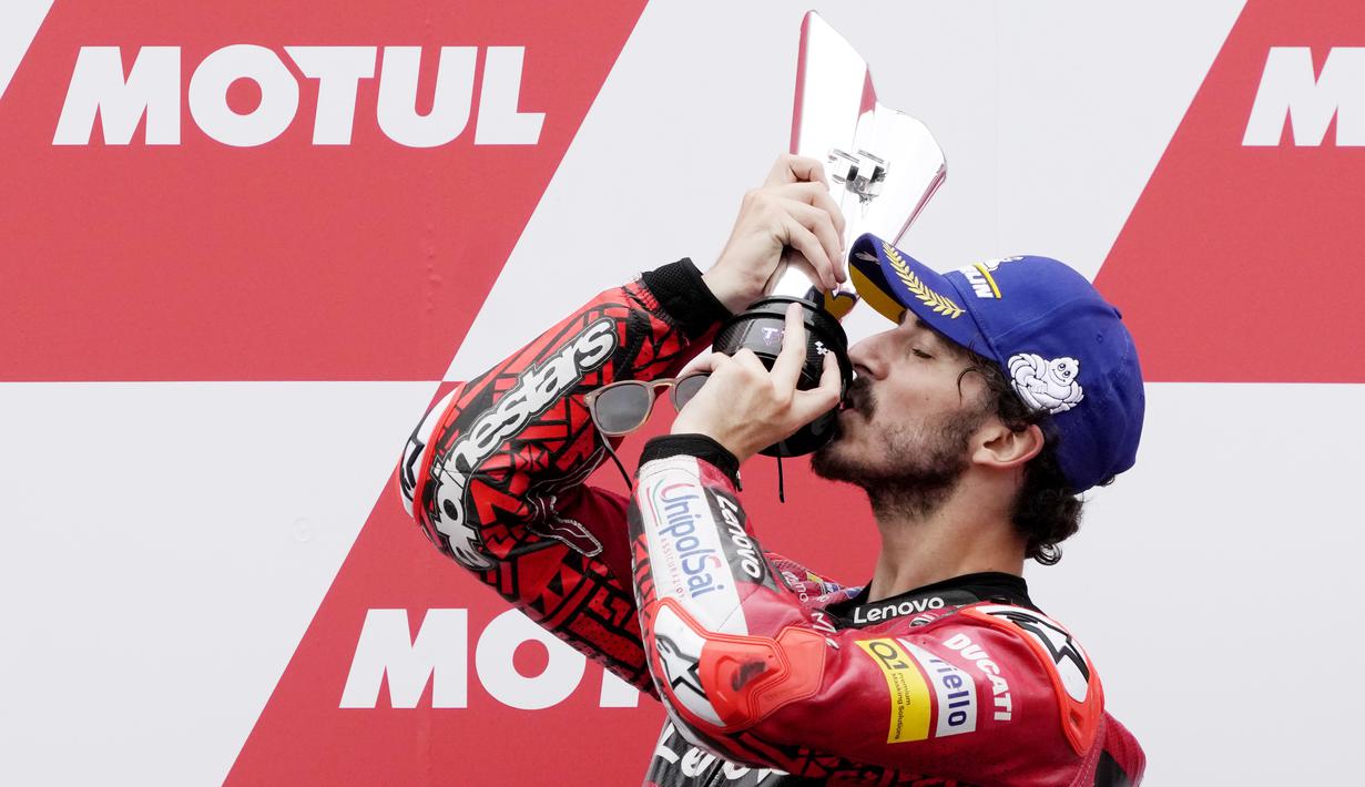 Membalap sebagai pole position, Francesco 'Pecco' Bagnaia mampu mencatatkan waktu 40 menit 25,205 detik di MotoGP Belanda, Minggu (26/6/2022). (AP/Peter Dejong)
