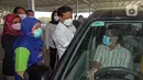 Menteri Kesehatan Budi Gunadi Sadikin (kanan) Presiden Direktur CEO XL Axiata Dian Siswarini (kiri), Direktur Utama RSUI Astuti Giantini (tengah) saat menyapa warga setelah vaksinasi di RSUI, Depok, Jawa Barat, Kamis (25/3/2021). (Liputan6.com/Herman Zakharia)