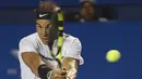 Ekspresi petenis asal Spanyol Rafael Nadal mengembalikan bola pukulan lawannya, petenis asal Jepang Yoshihito Nishioka dalam babak perempat final turnamen Meksiko Terbuka 2017 di Cancha Central, Acapulco, Kamis (2/3). (AP Photo/Enric Marti)