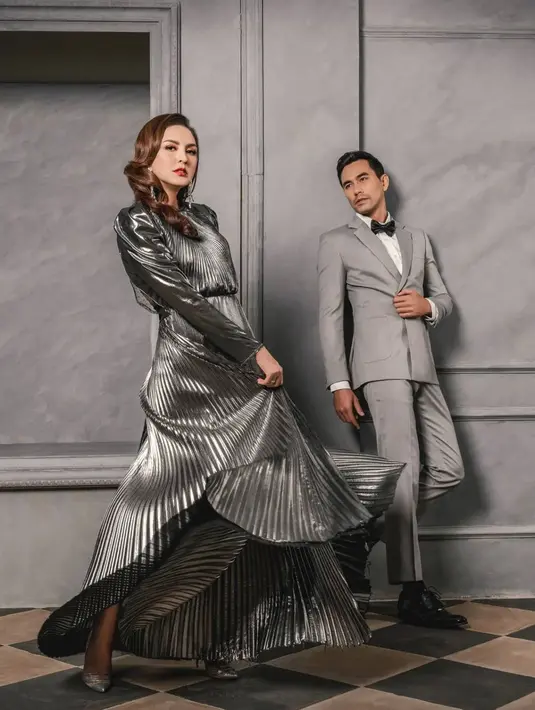 Selalu jadi pasangan suami istri idola, keharmonisan keduanya kerap bikin takjub. Pasalnya tidak sedikit para selebriti yang rumah tangganya kerap dihembus dengan kabar miring. Namun Darius dan Donna Agnesia selalu tampil kompak bersama jalani rumah tangga. (Liputan6.com/IG/@darius_sinathrya)