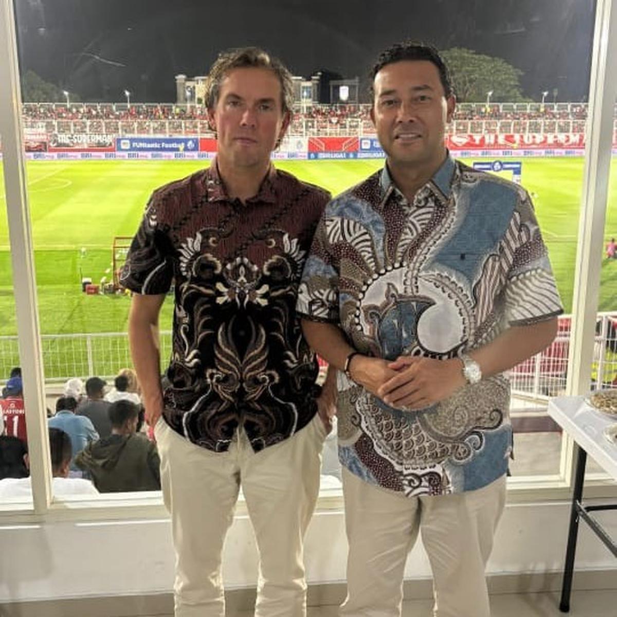 Penampilan Asisten Pelatih Timnas Alex Pastoor & Landzaat Curi Perhatian, Seruput Kelapa di Ternate