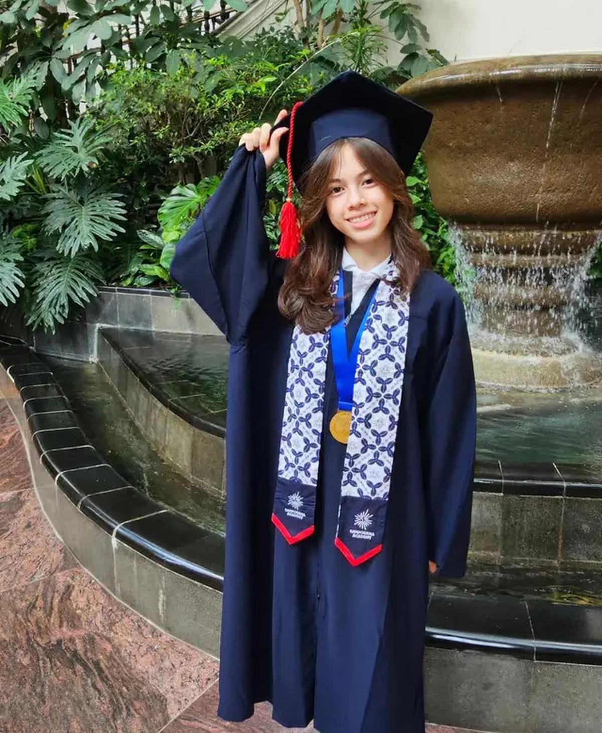 7 Fashion Wulan Guritno Hadiri Wisuda Anak, Tampil Cantik Elegan Pakai Outfit Serba Hitam