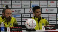 Pelatih Brunei Darussalam, Mario Rivera (kiri) ditemani kapten tim, Hendra Azam, saat konferensi pers jelang pertandingan Piala AFF 2022 melawan Timnas Indonesia pada Senin (26/12/2022) sore WIB. (Bola.com/Zulfirdaus Harahap)