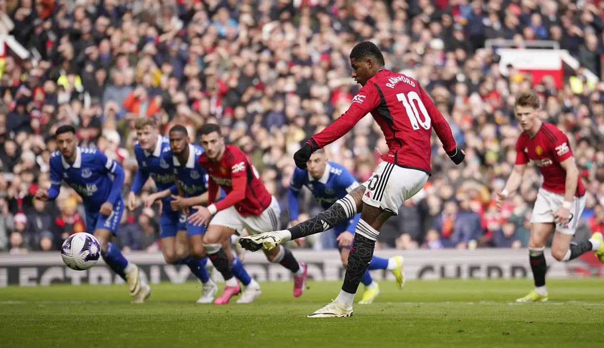 Striker Manchester United, Marcus Rashford mencetak gol kedua timnya lewat eksekusi penalti ke gawang Everton pada laga pekan ke-28 Premier League 2023/2024 di Old Trafford Stadium, Manchester, Sabtu (9/3/2024). (AP Photo/Dave Thompson)