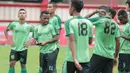 Para pemain Persebaya bersiap melakukan latihan tertutup jelang laga Gojek Liga 1 bersama Bukalapak di Stadion PTIK, Jakarta, Senin (25/6/2018). Persebaya akan melawan Persija 26 Juni 2018. (Bola.com/Nick Hanoatubun)