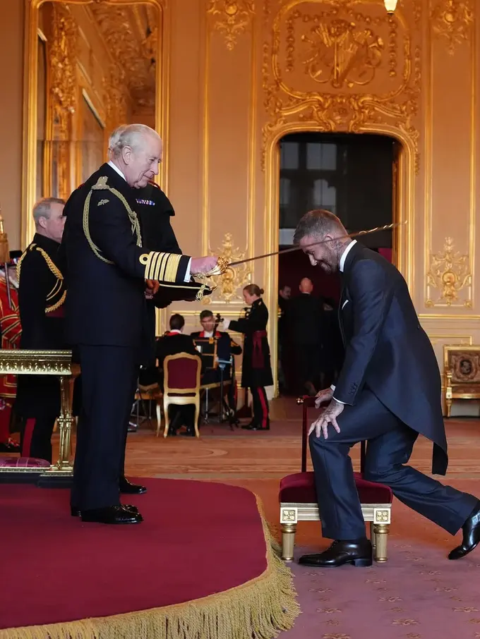 David Beckham Resmi Terima Gelar Kehormatan Ksatria dari Raja Charles III, Tampil Gagah dalam Busana Rancangan Sang Istri