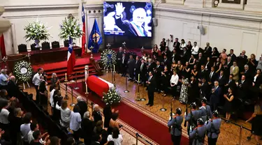 Mendiang mantan Presiden Chile Sebastian Pinera disemayamkan di Gedung Kongres Nasional, Santiago pada tanggal 7 Februari 2024. (RODRIGO ARANGUA/AFP)