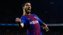 Pemain Barcelona, Luis Suarez berselebrasi setelah mencetak go ke gawang  Espanyol pada laga leg kedua perempat final Copa del Rey di Camp Nou, Kamis (25/1). Barcelona memetik kemenangan dua gol tanpa balas atas lawannya. (AP/Manu Fernandez)