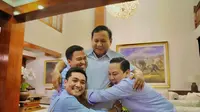 Potret Prabowo Subianto bersama para ajudannya (Sumber: Instagram/rizky_irmansyah)