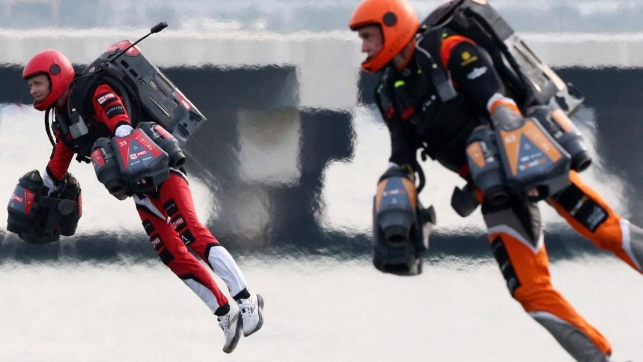 Balapan Jet Suit pertama di dunia ini menjadi bukti bahwa teknologi penerbangan semakin maju dan inovatif. Foto: REUTERS / Satish Kumar<br>