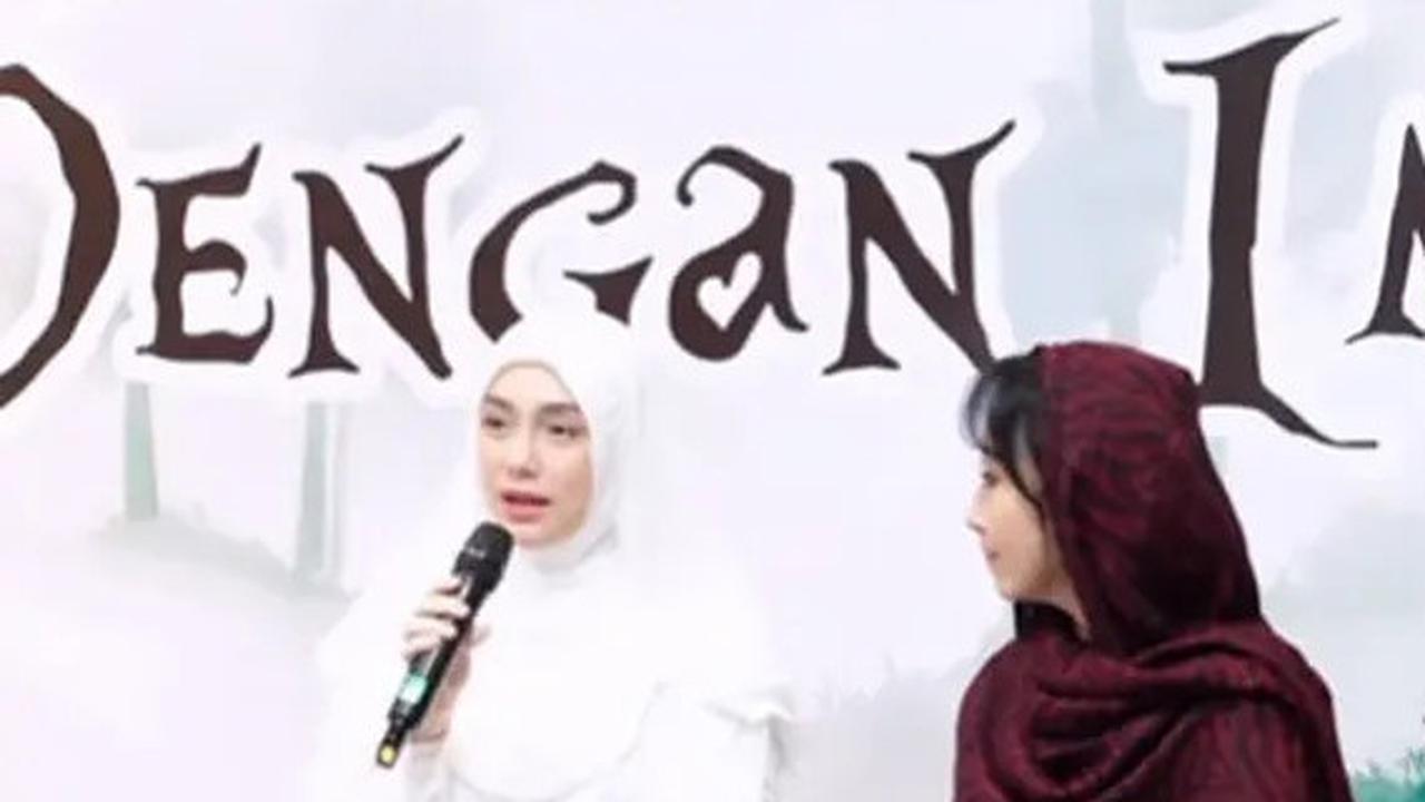 8 Potret Celine Evangelista Kenakan Gamis Putih saat Jadi Bintang Tamu di Kajian Bali Muslim Festival, Pancarkan Keanggunan