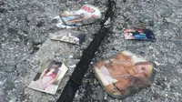 Foto-foto dokumentasi majalah FHM yang ikut terbakar di Wisma Kosgoro. (Liputan6.com/Audrey Santoso)